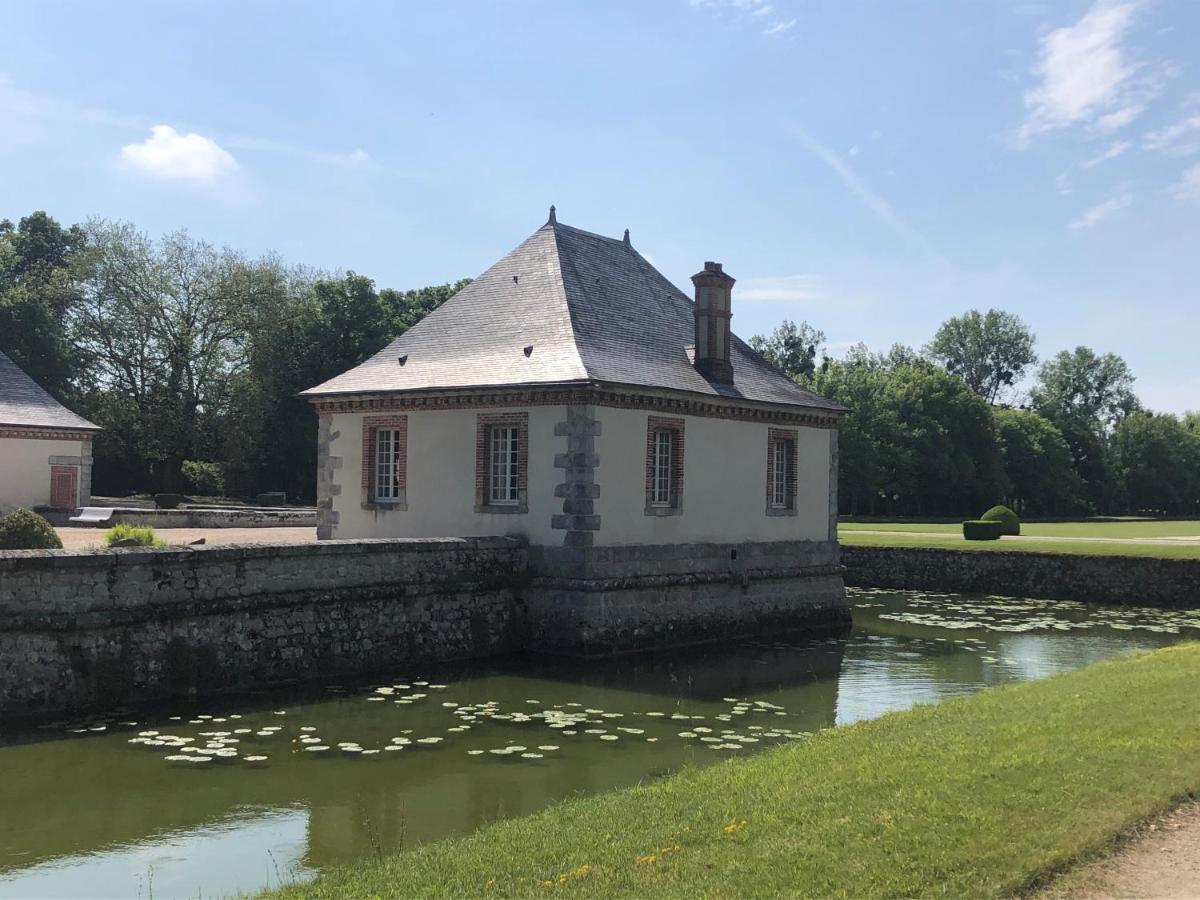 Chateau-Hotel De Bourron Exterior photo