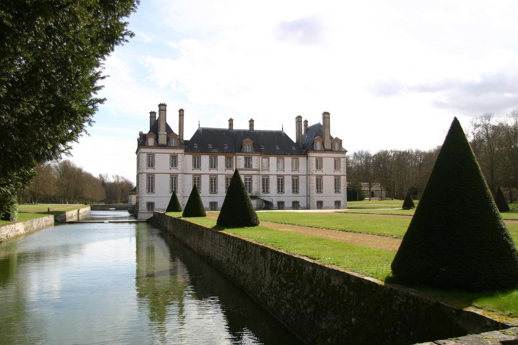 Chateau-Hotel De Bourron Exterior photo